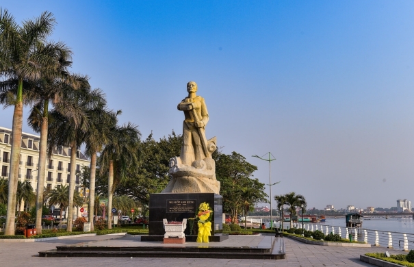 Thăm tượng đài mẹ Suốt - Nữ anh hùng kiên cường bất khuất của mảnh đất Quảng Bình