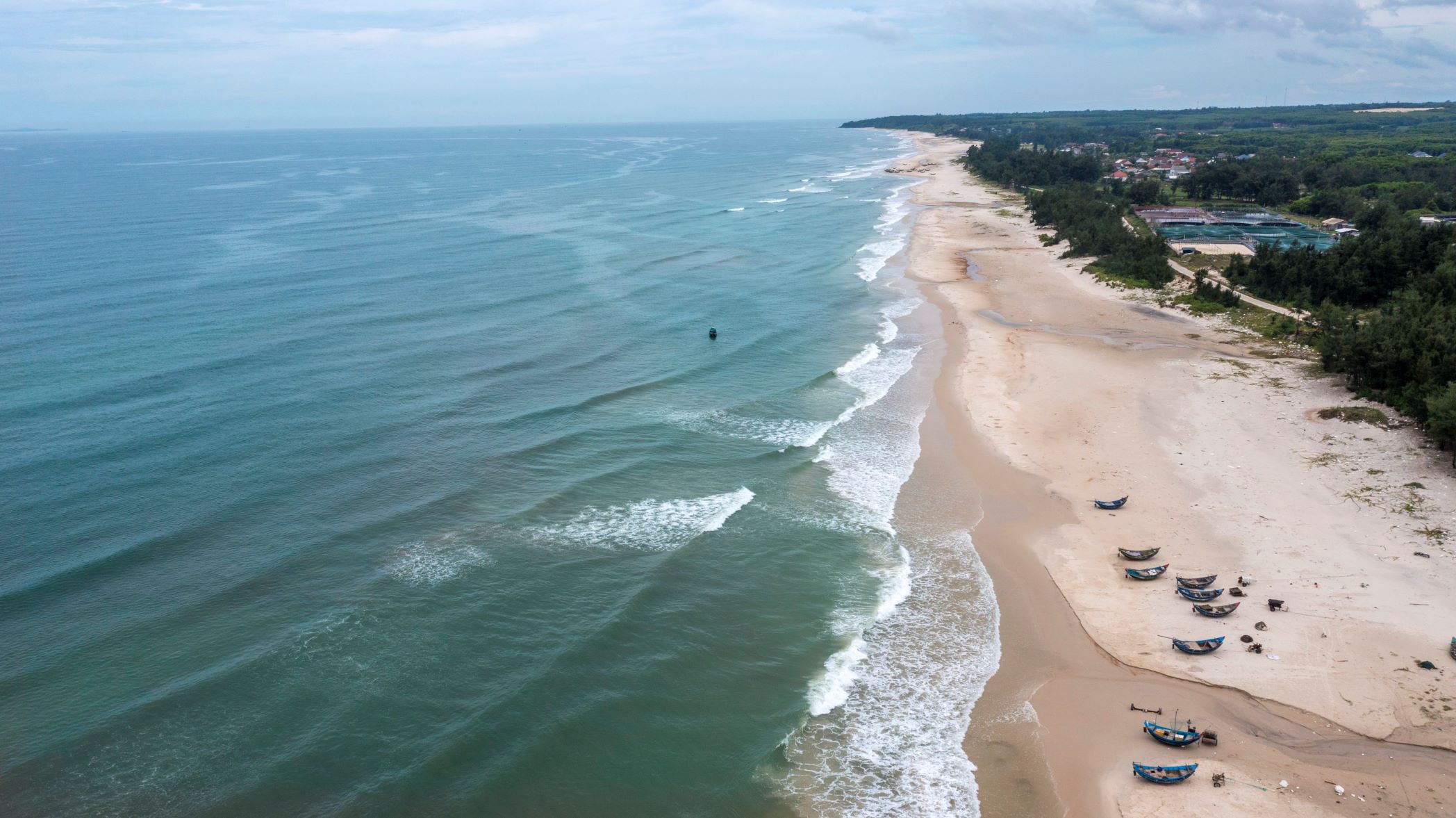 Biển Cửa Tùng sở hữu vẻ đẹp hoang sơ tự nhiên