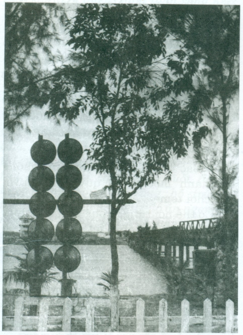 Hệ thống loa phóng thanh ở 2 bên đầu cầu Hiền Lương được xem là một vũ khí tâm lý