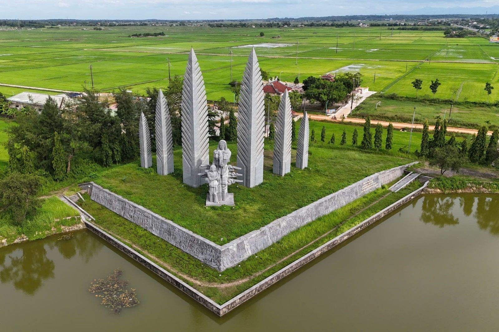 Tượng đài khát vọng thống nhất được làm từ đá xanh