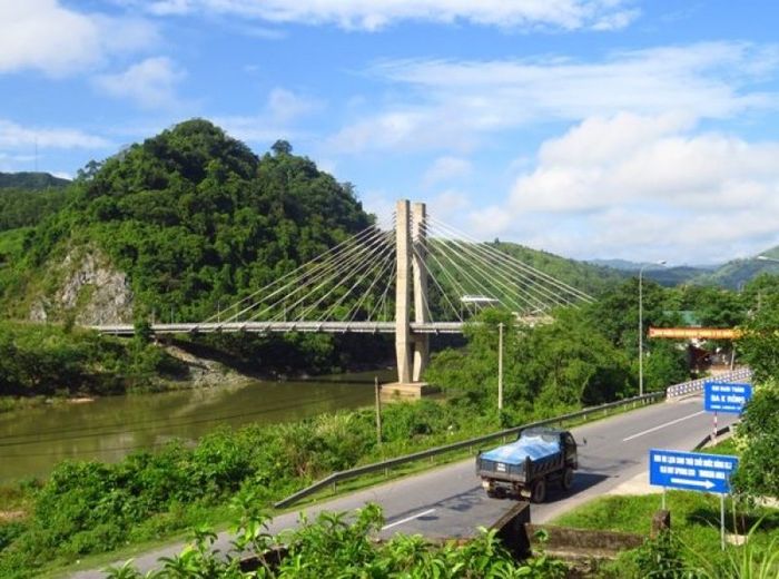 Cây cầu treo tạo điểm nhấn nổi bật cho dòng sông Đakrông thơ mộng