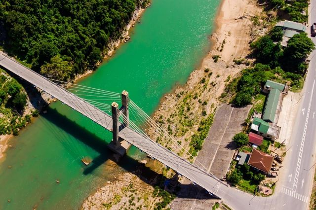 Luôn giữ khoảng cách an toàn và di chuyển cẩn thận trên cầu treo