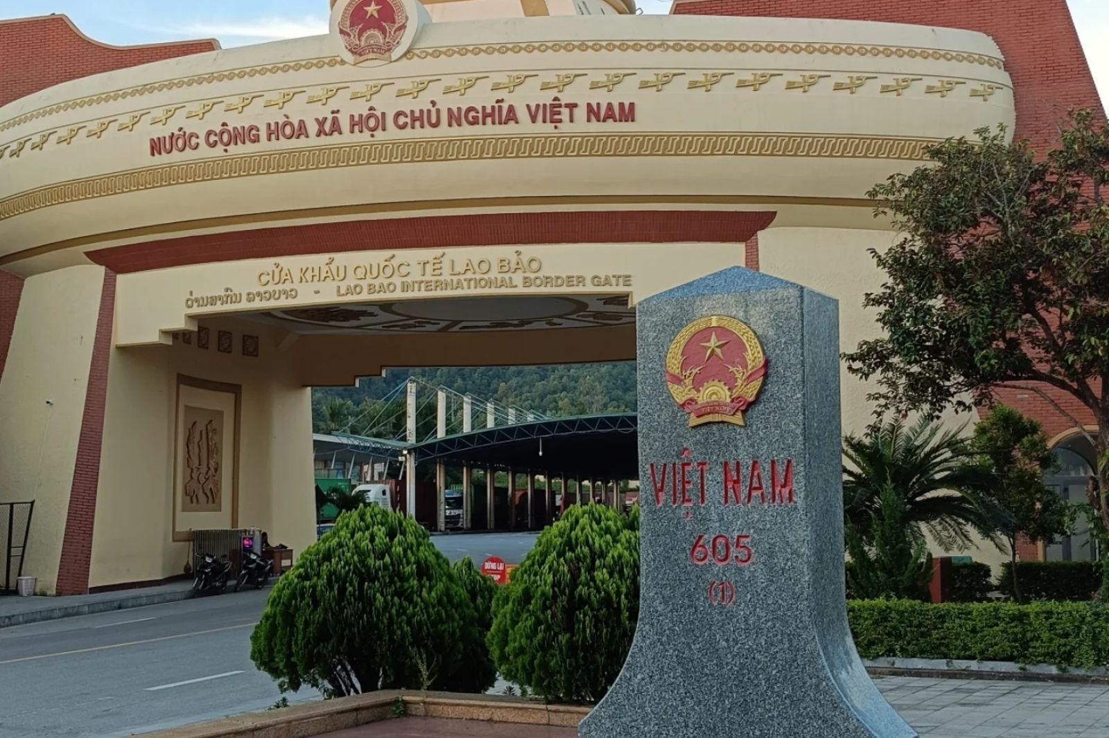 Cửa khẩu Lao Bảo nằm trên tuyến quốc lộ 9 của tỉnh Quảng Trị