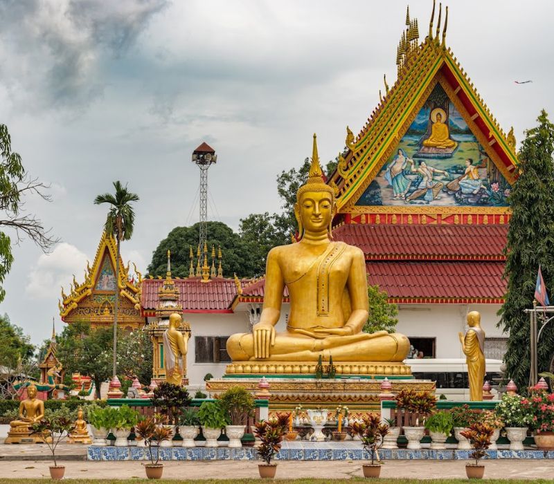 Từ cửa khẩu Lao Bảo, du khách có thể qua Lào du lịch