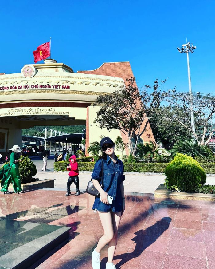 Check-in với cổng lớn cửa khẩu Lao Bảo