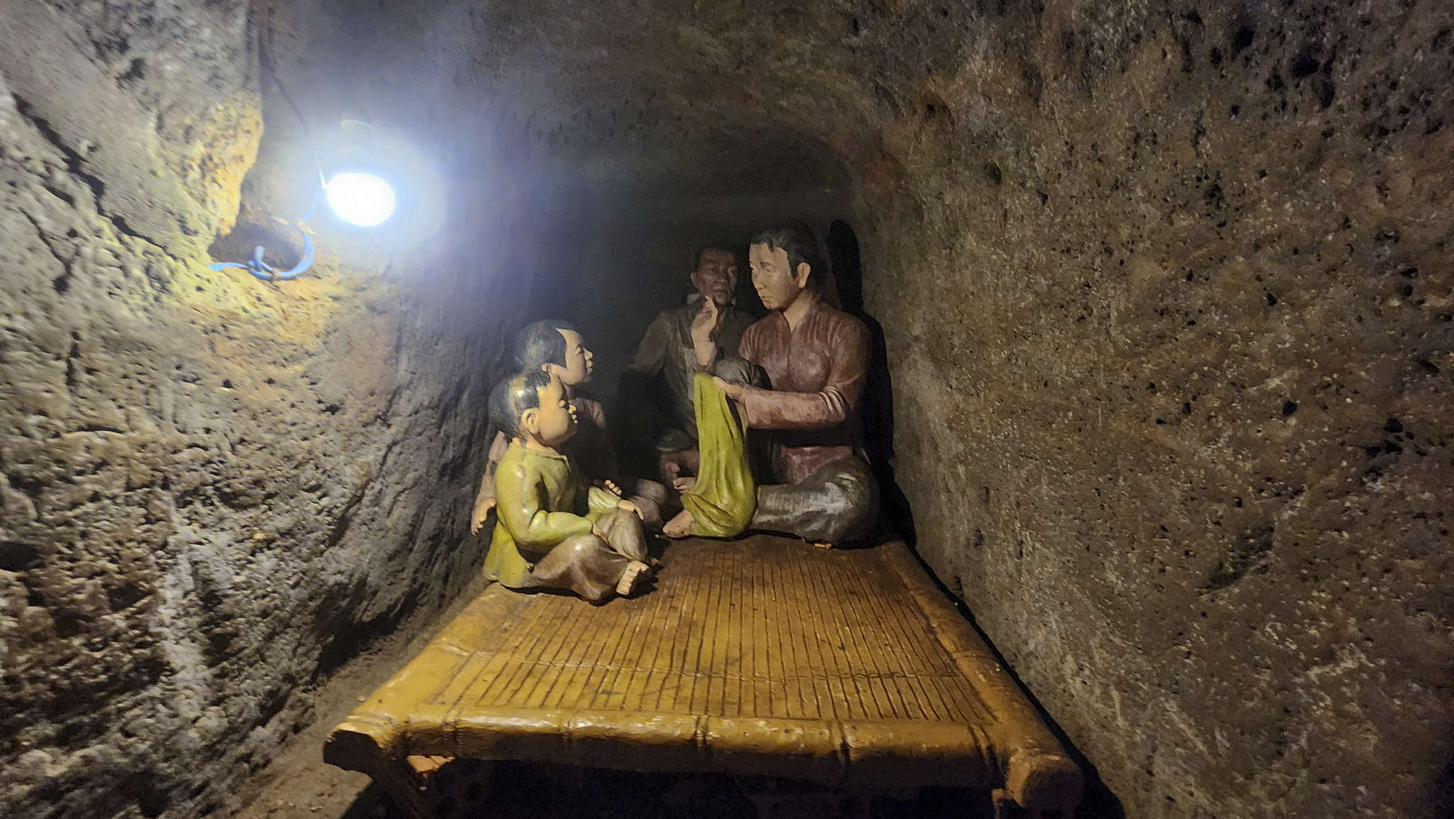 Địa đạo chật hẹp là nơi trú ẩn của nhiều gia đình trong thời chiến