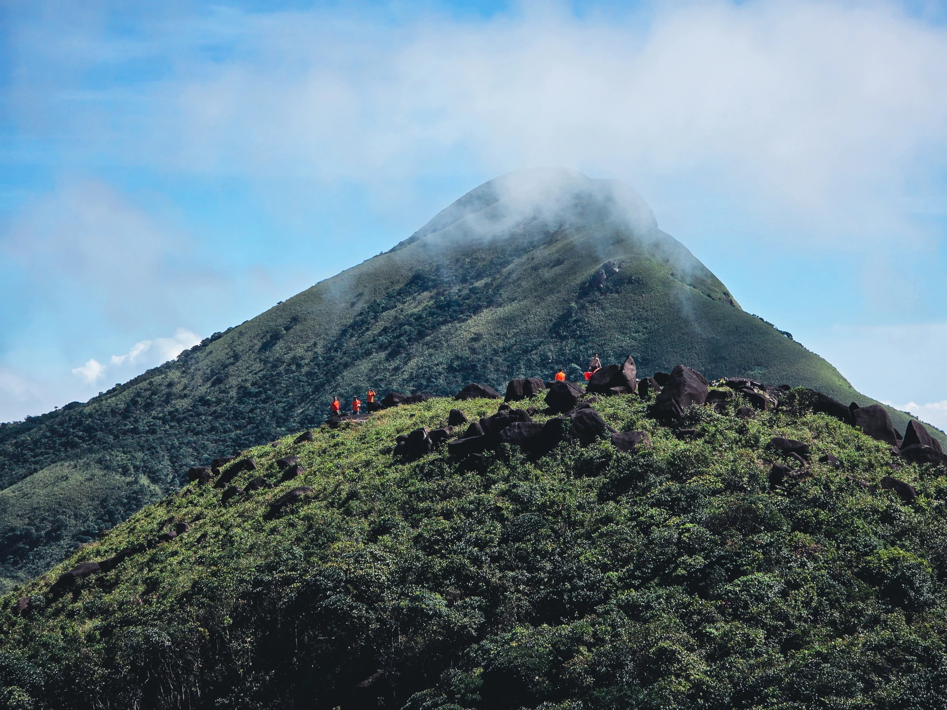 Đỉnh Cu Vơ được mệnh danh là "nóc nhà của Hướng Hoá - Quảng Trị"