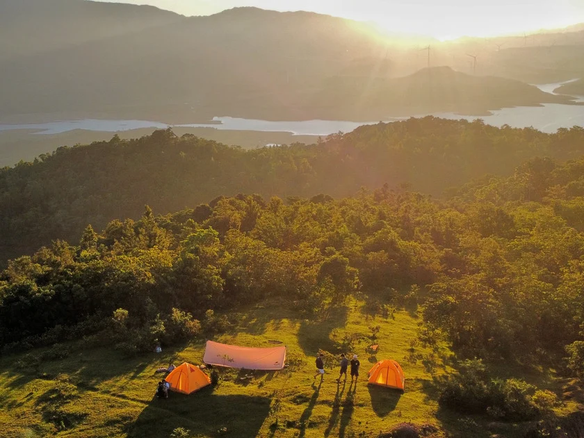 Du khách nên xem dự báo thời tiết trước khi khởi hành khám phá đỉnh Cu Vơ