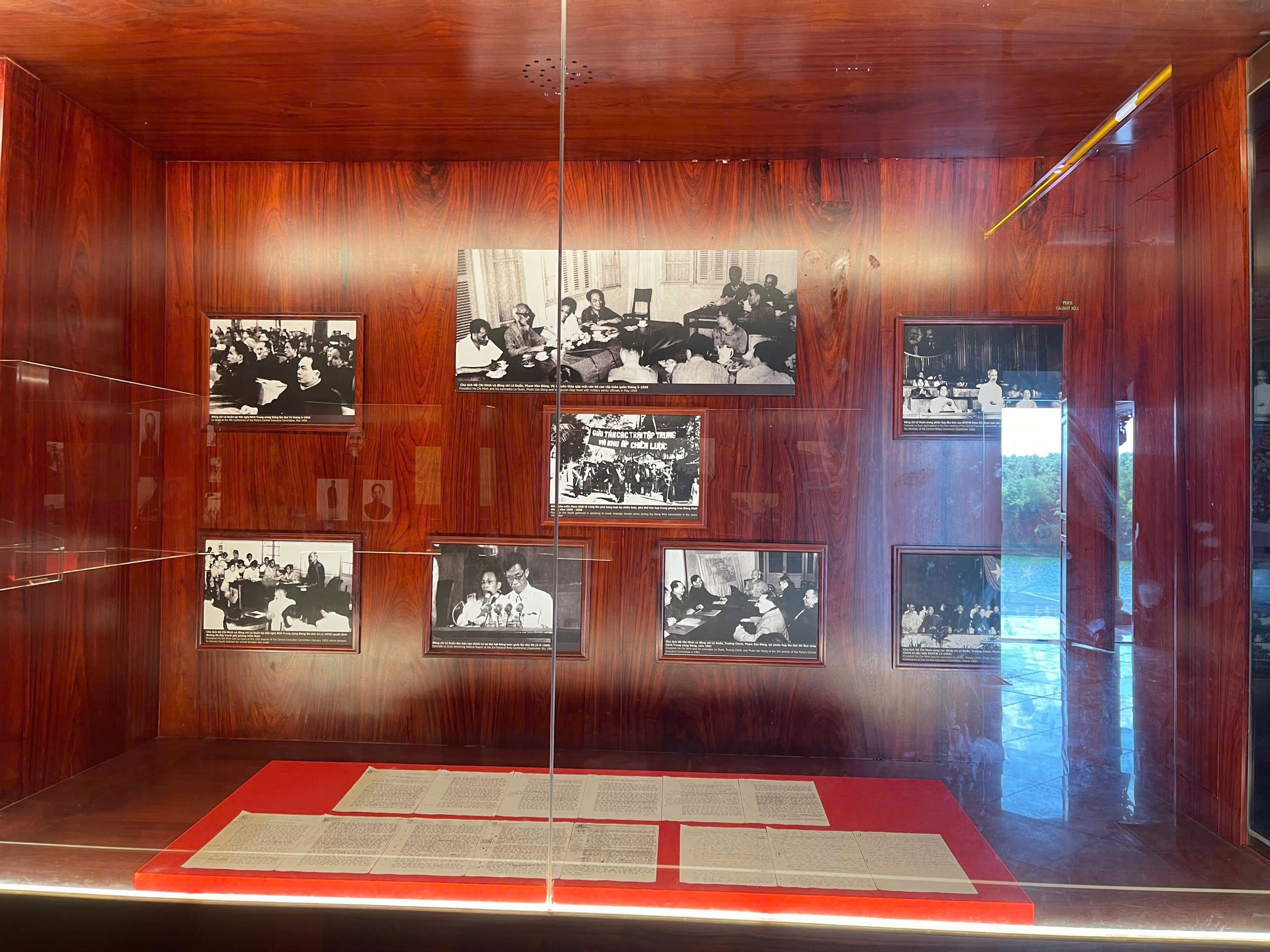 Không gây ồn ào, đùa giỡn khi tham quan khu lưu niệm