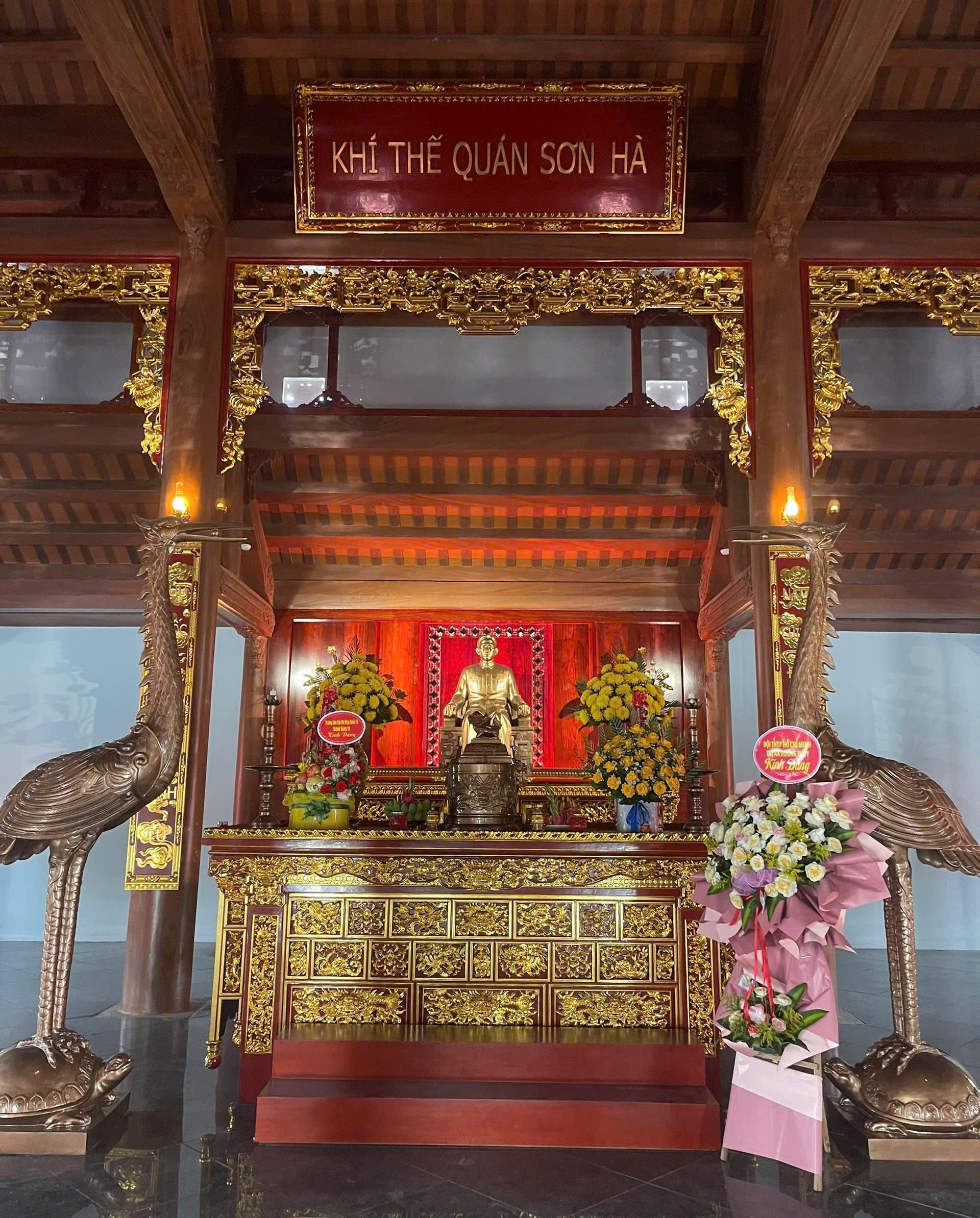 Khu vực thờ cúng bên trong khu lưu niệm được bố trí trang nghiêm