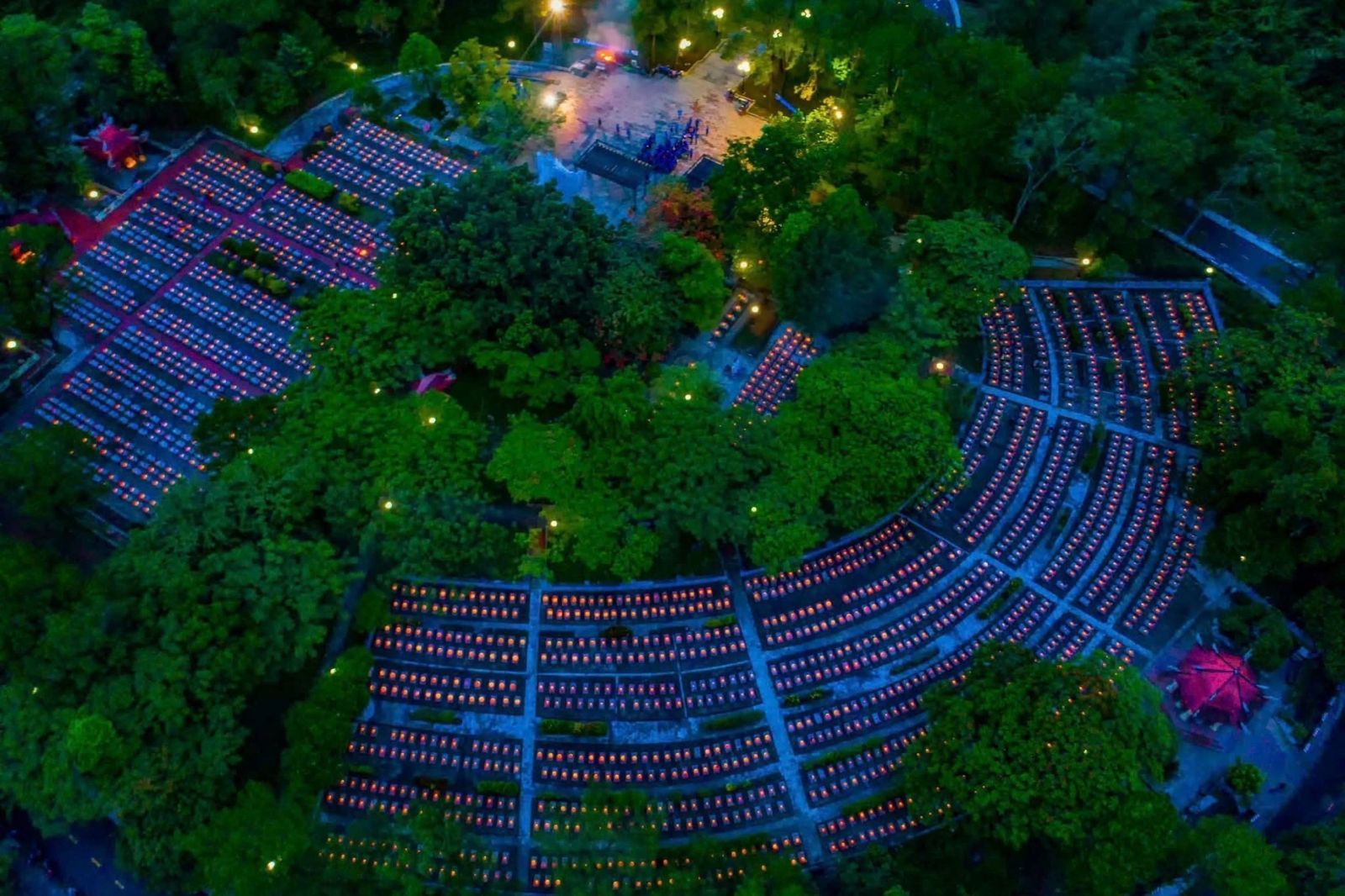 Nghĩa trang liệt sĩ Trường Sơn cách Đông Hà khoảng 40km theo hướng Tây Bắc