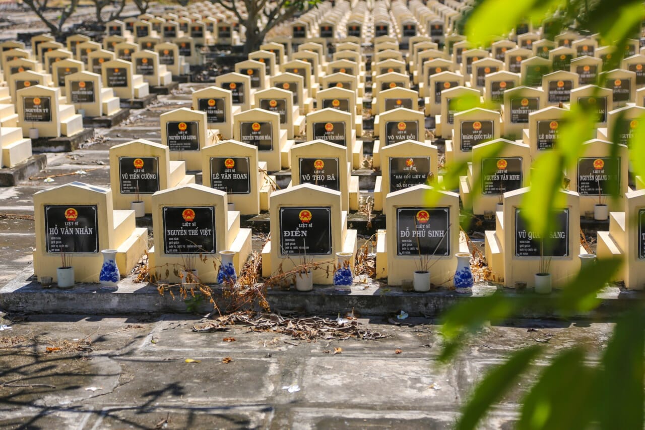 Các ngôi mộ trong nghĩa trang được xây dựng kiên cố, chăm sóc thường xuyên