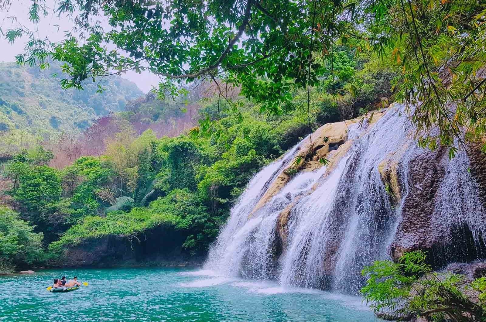 Muà hè là thời điểm du lịch thác Tà Puồng hợp lý nhất