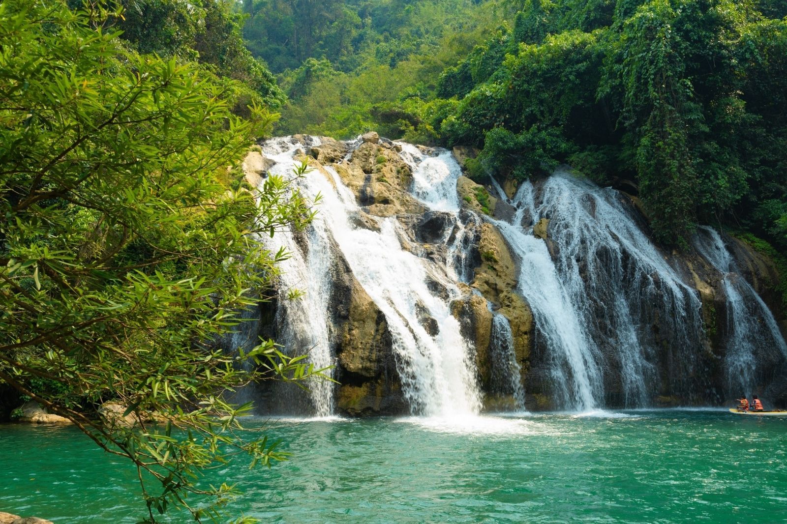 Thác Tà Puồng hùng vĩ giữa núi rừng Trường Sơn