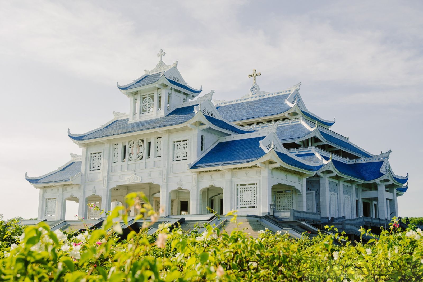 Thánh địa La Vang có thiết kế màu trắng nổi bật