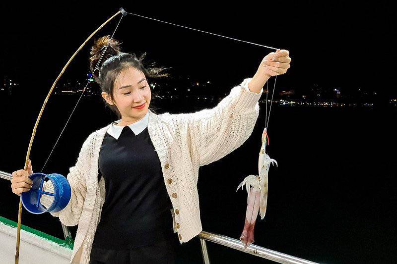 Câu mực đêm trên biển Nhật Lệ là một trải nghiệm thú vị