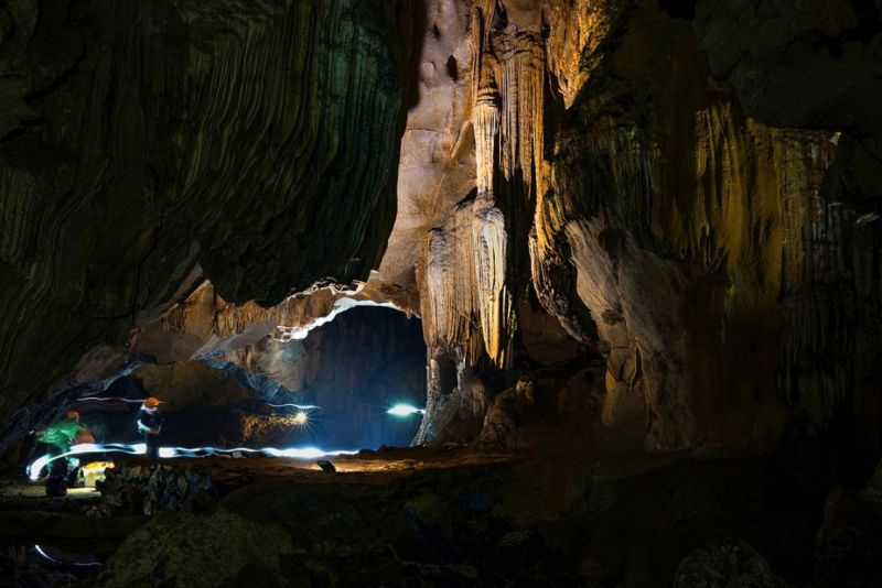 Hang Chà Lòi cách Đồng Hới khoảng 45km về hướng Tây Nam