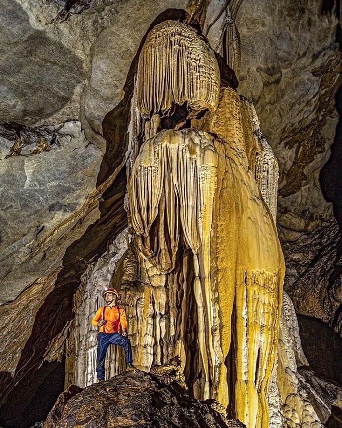 Thạch nhũ hàng triệu năm tuổi trong hang