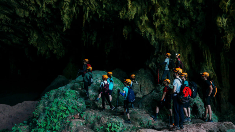 Liên hệ đặt tour du lịch hố sụt Kong tại các đơn vị lữ hành uy tín