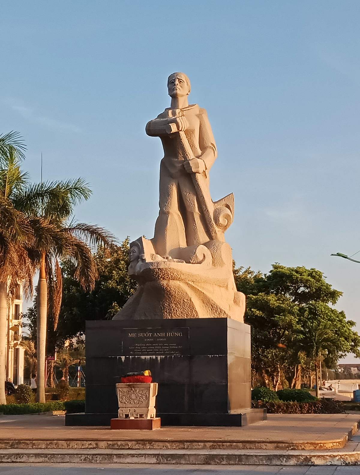 Tượng mẹ Suốt do nhà điêu khắc Phan Đinh Tiến thiết kế, khánh thành năm 2003