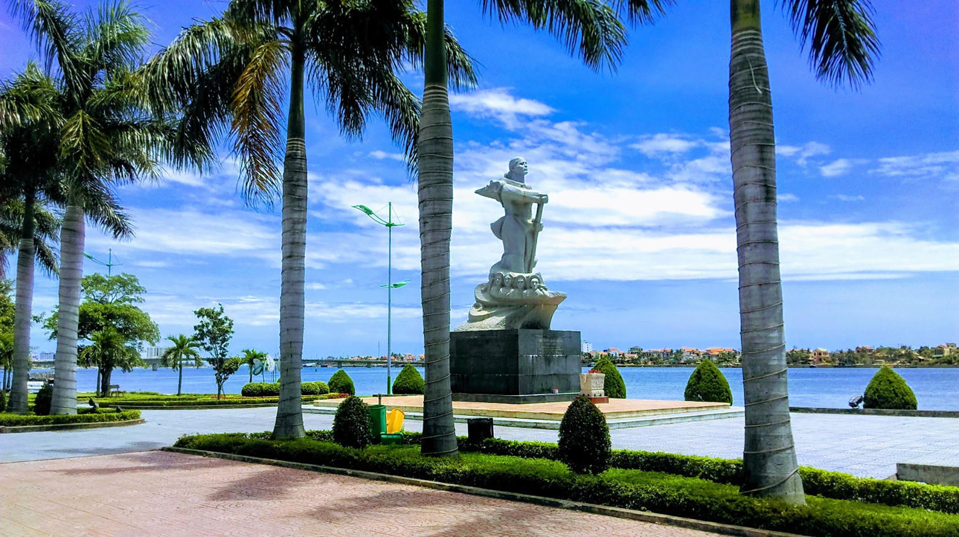Tượng đài mẹ Suốt là địa điểm du lịch nổi tiếng tại Quảng Bình