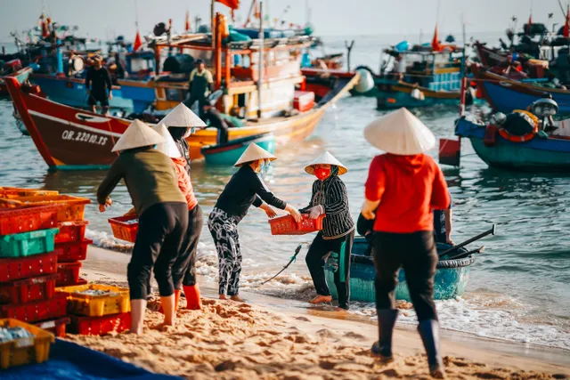 Chợ cá Nhân Trạch nhộn nhịp mỗi sáng sớm