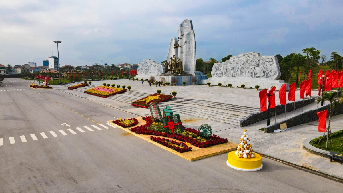 Quảng trường Hồ Chí Minh nằm trên đường Hùng Vương, phường Đồng Hới