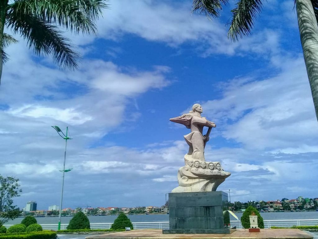 Tượng đài mẹ Suốt