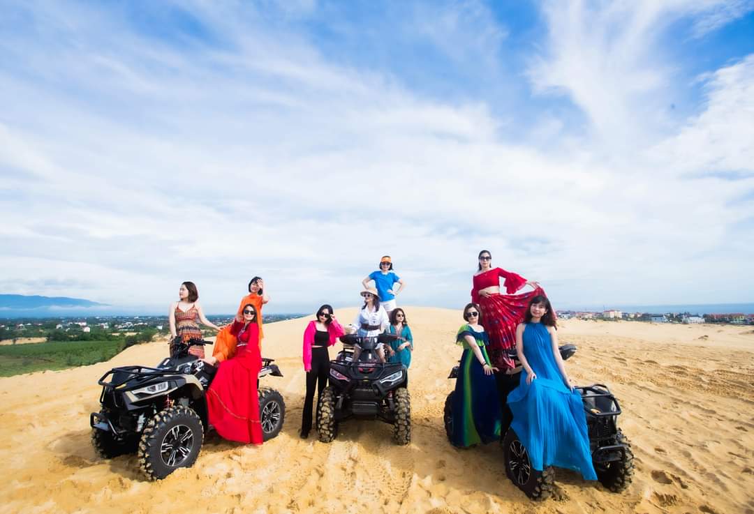 Chụp ảnh với xe địa hình ATV tại đồi cát Quang Phú