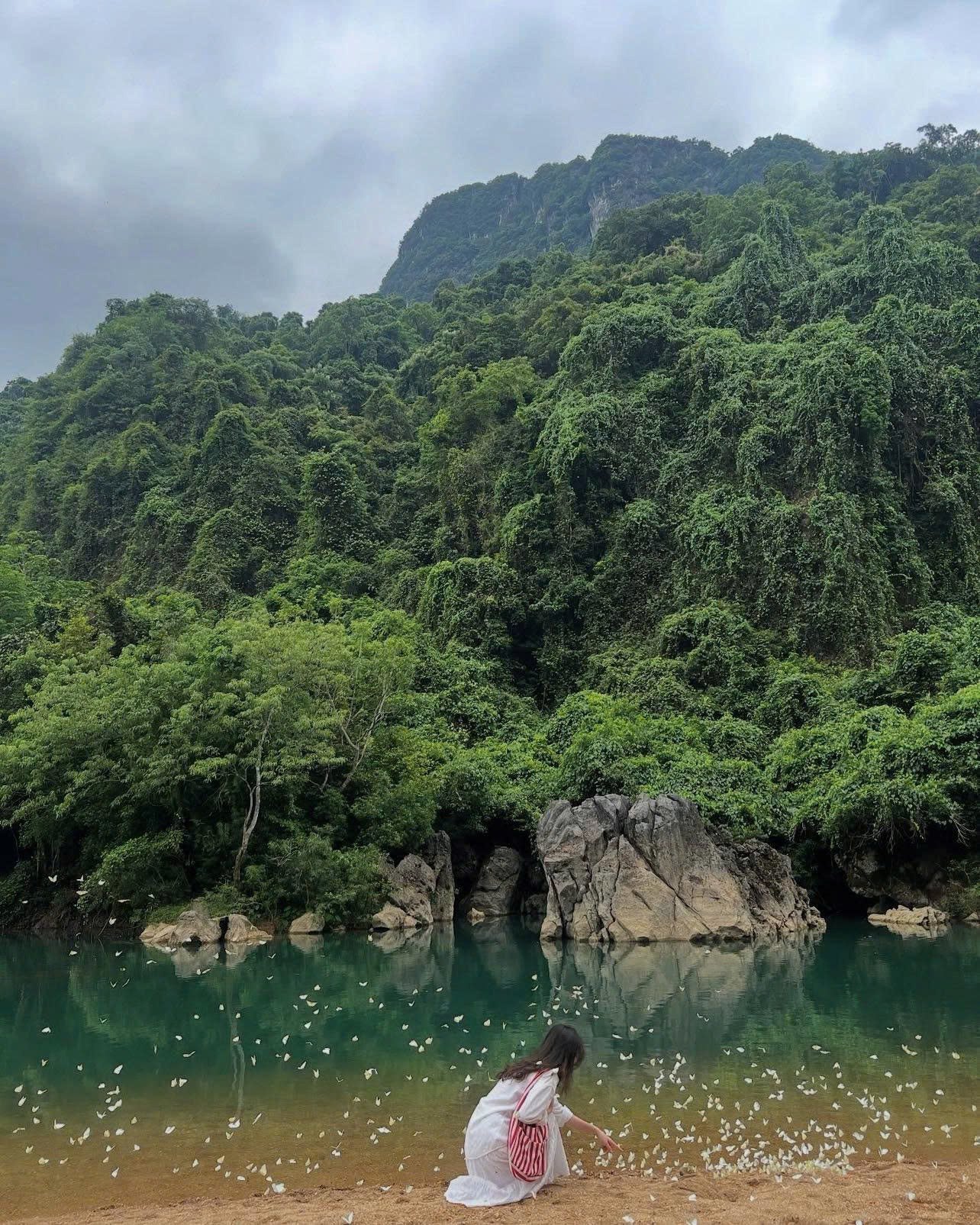 Hồ Vực Tra thuộc xã Phong Nha, tỉnh Quảng Trị