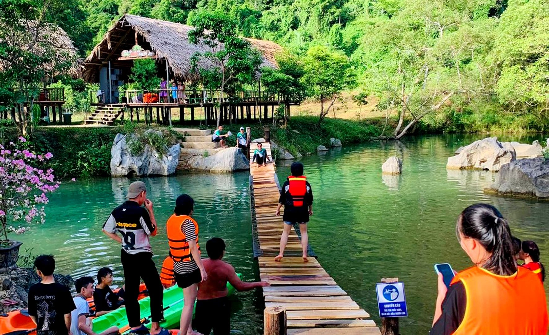 Mùa hè là thời điểm lý tưởng để vui chơi tại khu du lịch Sơn Kiều
