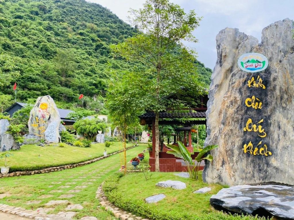 Đặt tour du lịch Suối Đá của Vietnam Tourist Quảng Bình để khám phá trọn vẹn địa điểm này