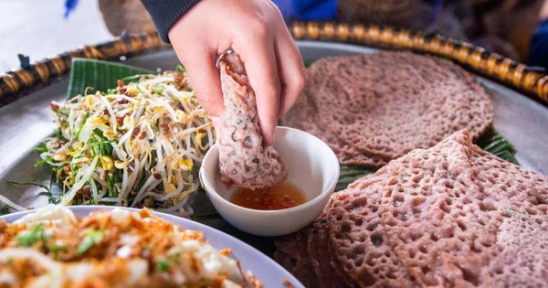 Người Quảng Bình thường ăn bánh xèo cùng rau giá, cá chuối, nước chấm chua ngọt