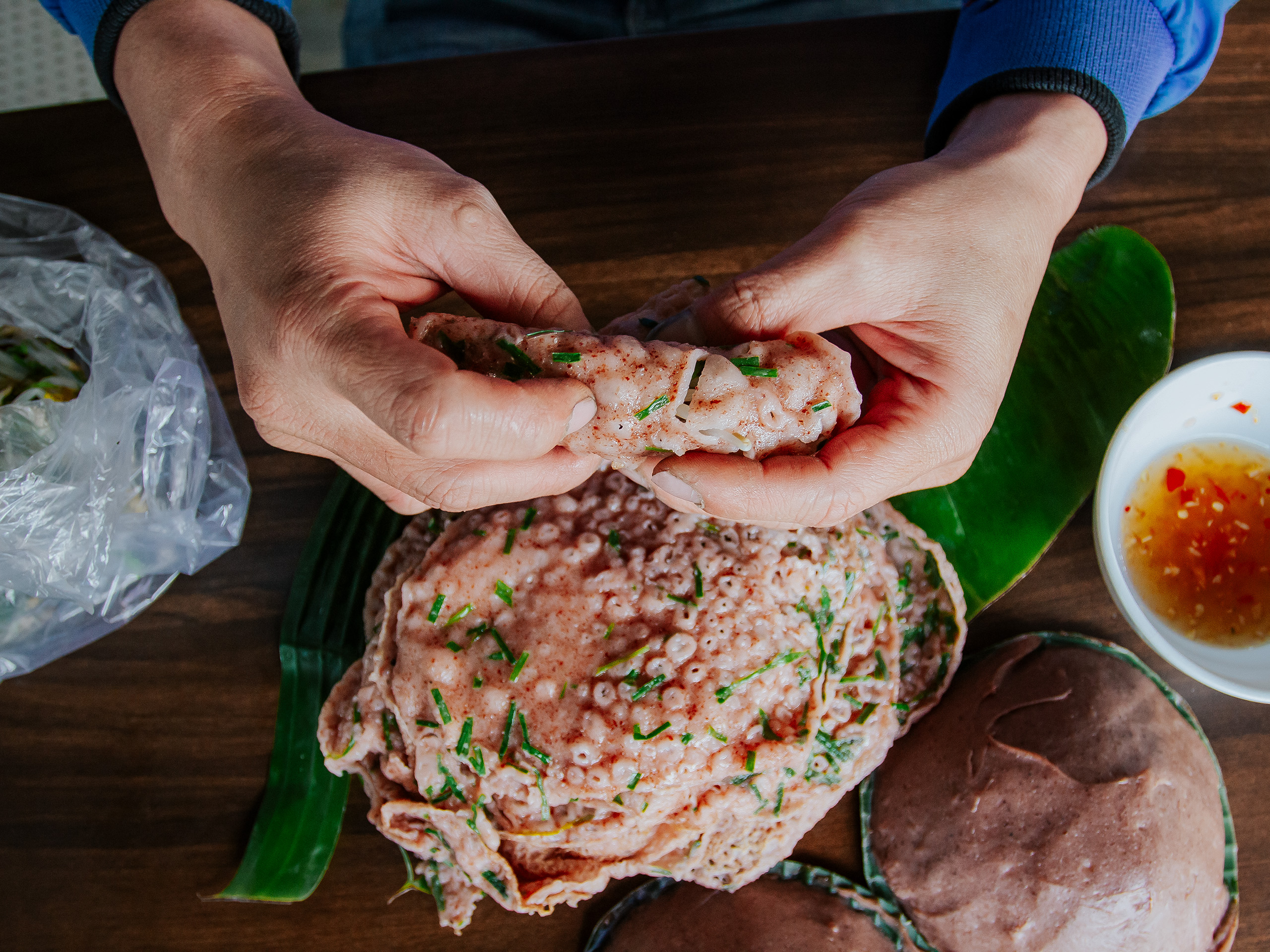 Bánh xèo là món quà quê dân dã được người Quảng Bình vô cùng yêu thích