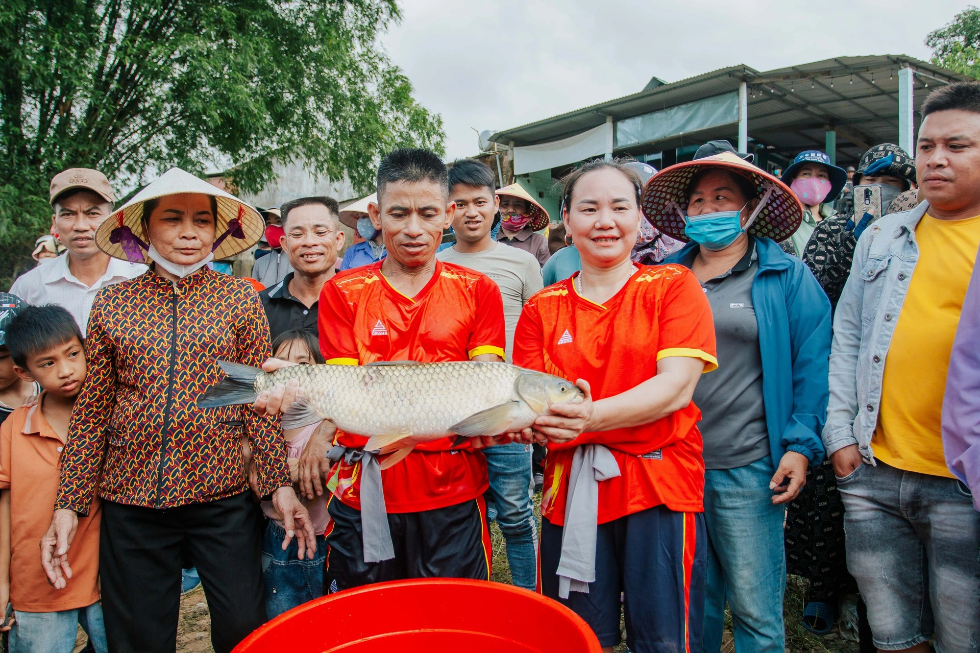 Phần thi "hoa hậu cá trắm" được nhiều người chờ đón