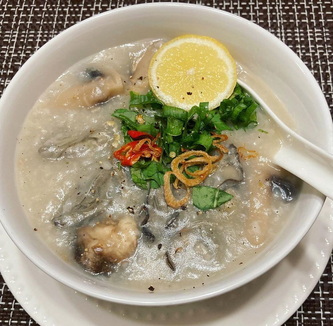 Hương vị cháo hàu ở mỗi quán sẽ khác nhau nhưng đều đậm đà, dễ ăn