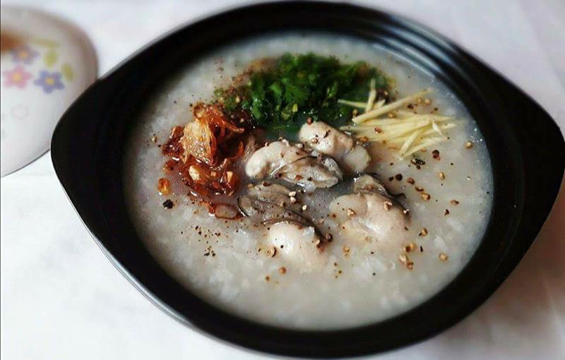 Cháo hàu là món ngon Quảng Bình được nhiều người yêu thích