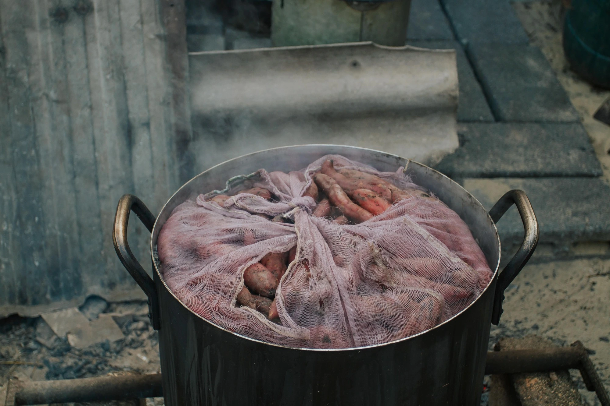 Khoai được rửa sạch, rồi đem hấp chín