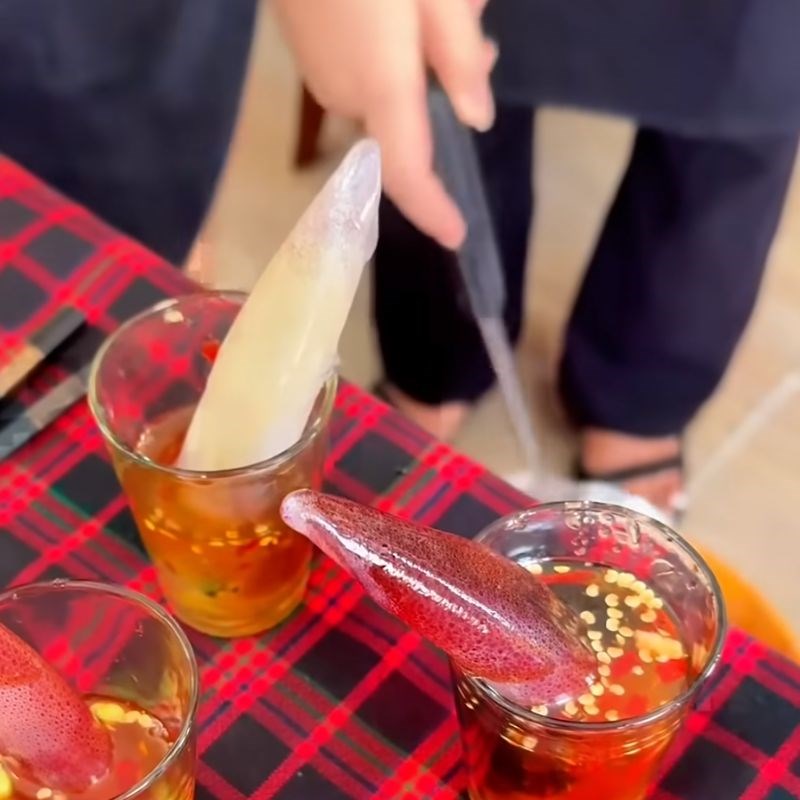 Mực nhảy chấm sốt phù hợp với những ai thích ăn hải sản sống