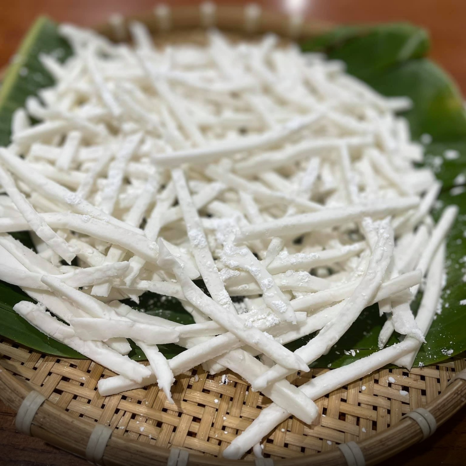 Sợi bột gạo trong món cháo vạt giường được làm thủ công rất tỉ mỉ