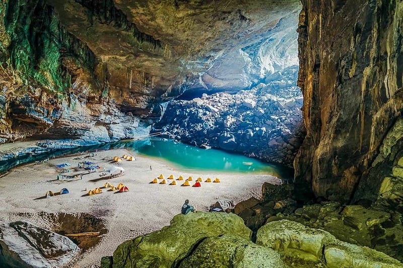 View cắm trại trong hang Sơn Đoòng được xem là một trong những view đẹp nhất