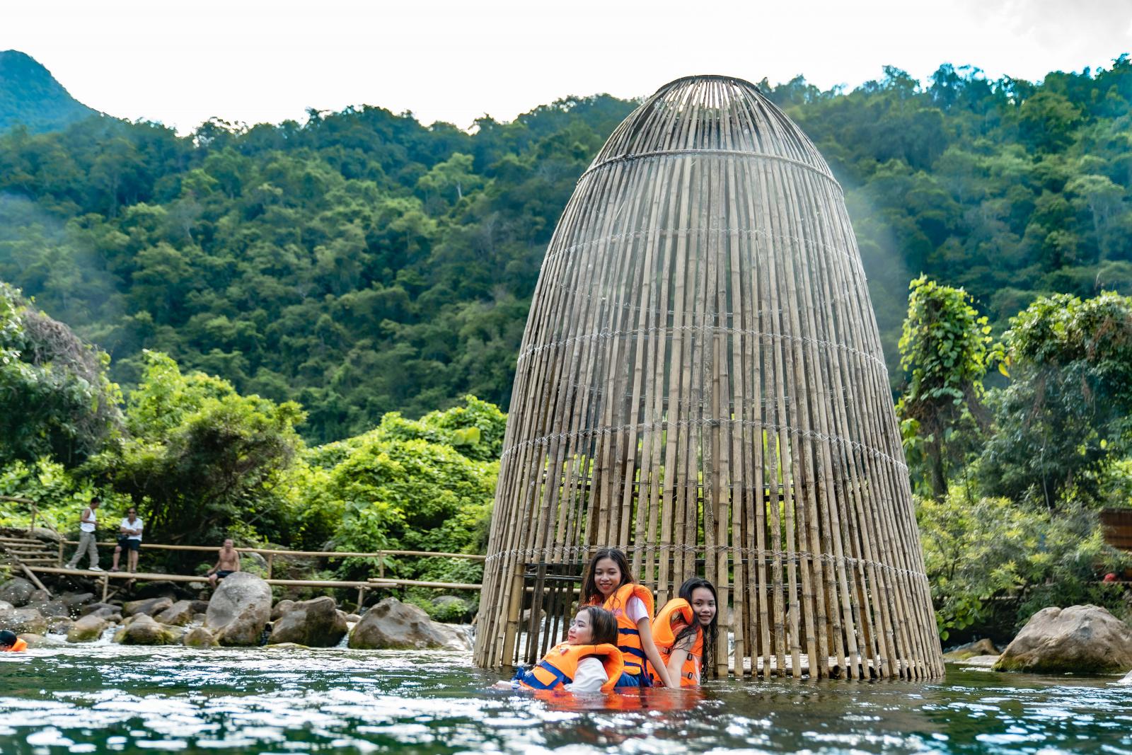 Nên mang theo đồ bơi và trang phục đẹp để check-in tại suối Moọc